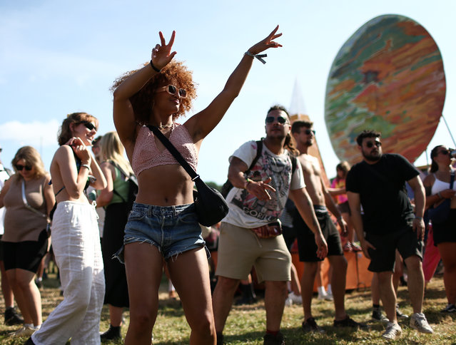 People dance outside Sweet Charity at the Glastonbury Festival in Pilton, Britain on June 21, 2023. The Glastonbury Festival is a five-day festival of music, dance, theatre, comedy and performing arts running from 21 to 25 June 2023. (Photo by Adam Vaughan/EPA/EFE)