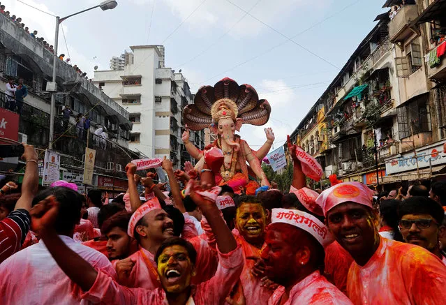 Devotees dance as they carry the idol of Hindu god Ganesh, the deity of prosperity, during a procession on the last day of the Ganesh Chaturthi festival, before immersing the idol into the Arabian sea, in Mumbai, India September 5, 2017. (Photo by Shailesh Andrade/Reuters)