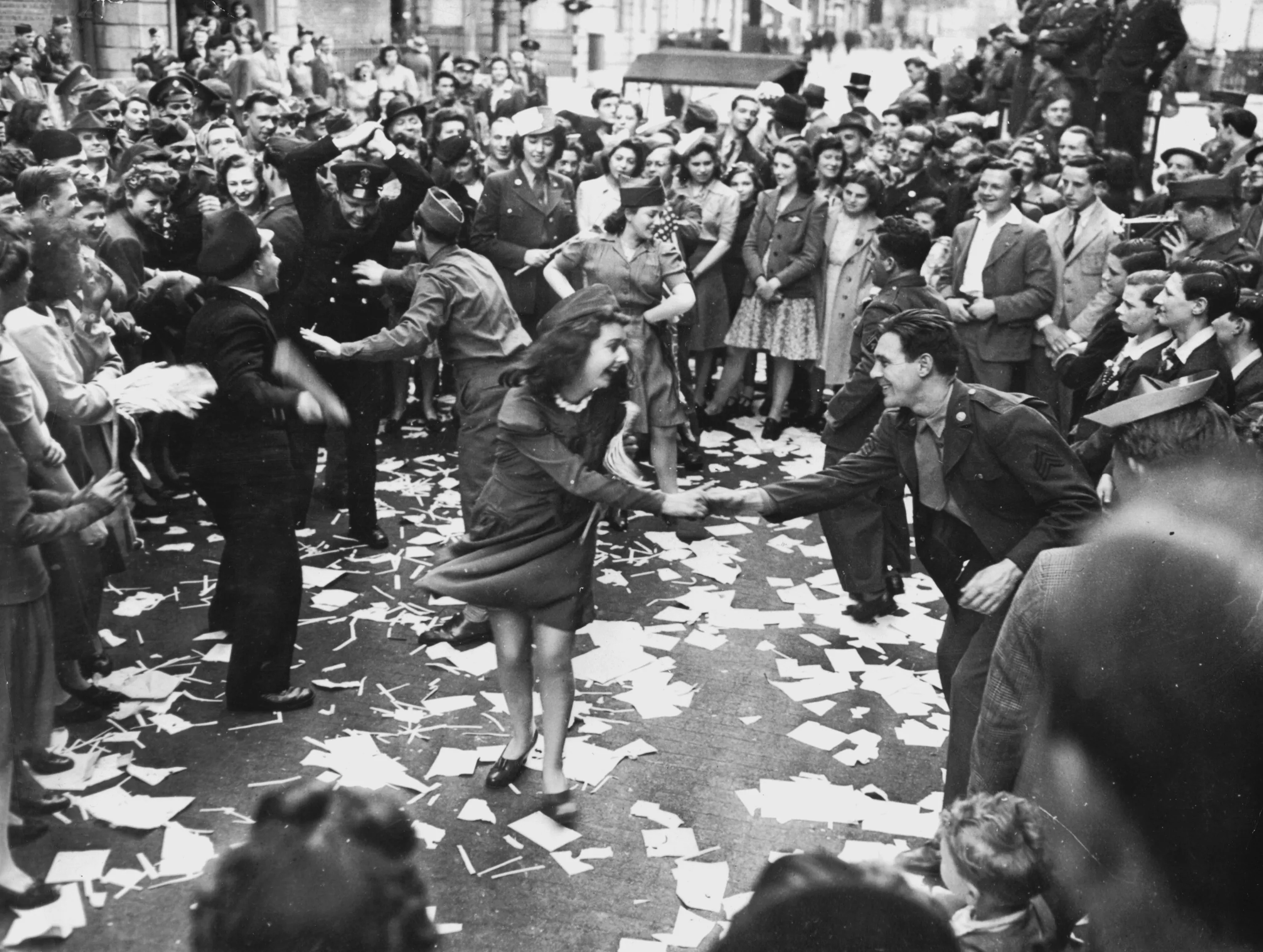 После великой победы. Ликование Победы 1945. Танцы после войны. Празднование 9 мая 1945. Радость Победы 1945 года.