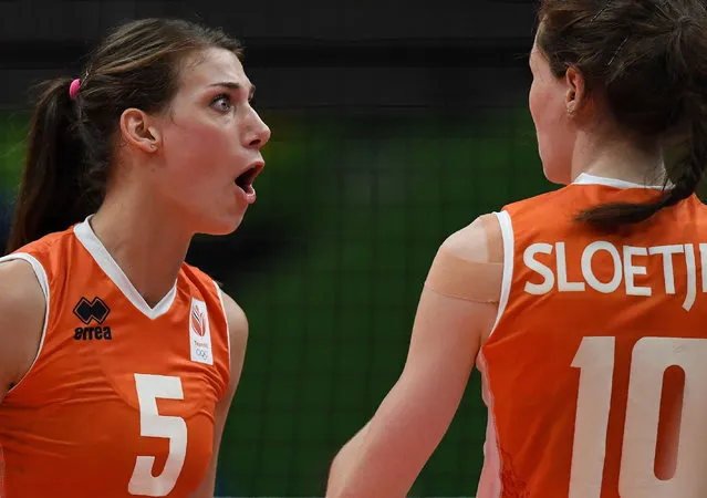 Netherlands' Robin De Kruijf (L) and Netherlands' Lonneke Sloetjes react following the women's qualifying volleyball match between China and the Netherlands at the Maracanazinho stadium in Rio de Janeiro on August 6, 2016. (Photo by Pedro Ugarte/AFP Photo)