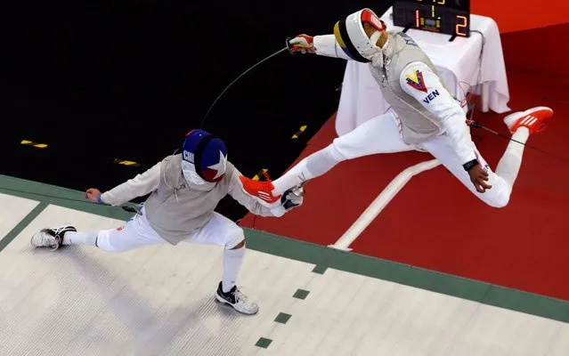 Antonio Leal of Venezuela (R) competes against Chilean Ruben Silva in their men' s individual foil round as part of the fencing event during the XVIII Bolivarian Games 2017 in Santa Marta, Colombia, on November 12, 2017. (Photo by David Sanchez/AFP Photo)
