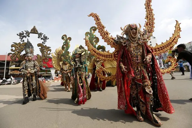 Indonesian models wearing colorful costumes participate in a parade during the Batam Island International Culture Festival in Batam Island, Indonesia, 16 December 2017. (Photo by Hotli Simanjuntak/EPA/EFE)