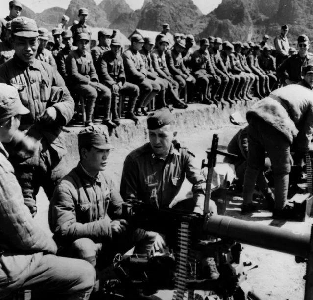 American soldier Captain Joseph Naviochion training Chinese troops in the art of machine gunnery at Kwangsi in China, circa 1941. (Photo by Keystone/Getty Images)