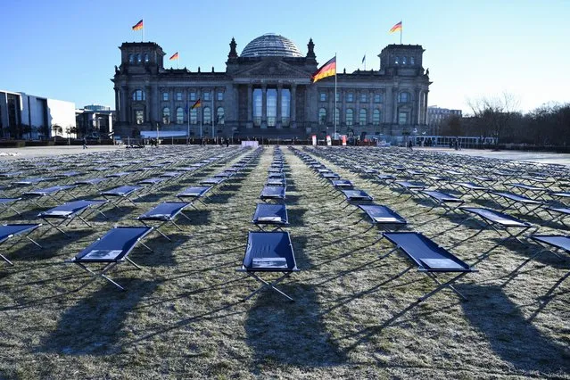 A general view of camp beds, during a protest action with claims of more expansion of biomedical research related to post-COVID-19 long-term conditions in front of the Reichstag building, the seat of the lower house of parliament Bundestag in Berlin, Germany on January 19, 2023. (Photo by Annegret Hilse/Reuters)