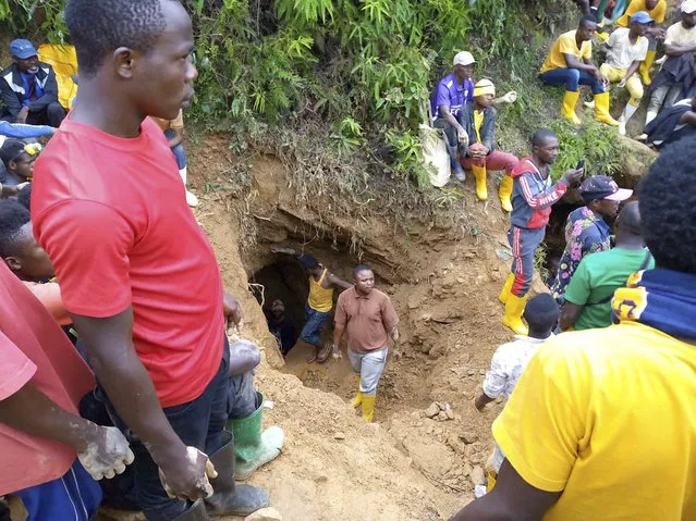 Rescuers work in Kamituga, South Kivu, on September 12, 2020, at the entrance of one of the mines where dozens of Congolese artisanal miners are feared to be killed after heavy rain filled the mine tunnels. - About 50 people are feared dead after an artisanal gold mine collapsed on September 11 in the eastern Democratic Republic of Congo following torrential rain, a regional governor said on September 12. (Photo by AFP Photo/Stringer)