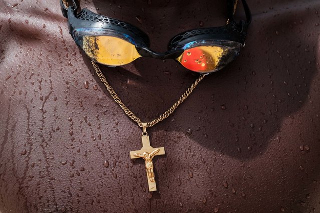 A swimmer prepares to enter the water shortly before the start of the 36th annual 4.5 km Dakar-Goree annual swimming competition in Dakar, Senegal on September 28, 2025. (Photo by Guy Peterson/AFP Photo)