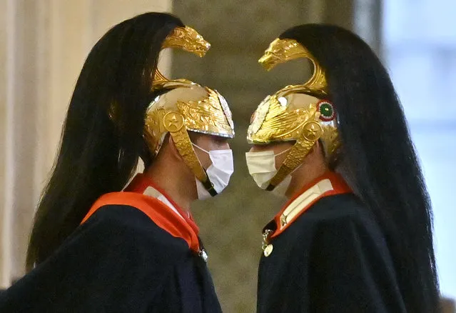 Corazzieri, of the Italian military Presidential honour guards, stand guard at the Quirinale Palace in Rome on January 28, 2021, prior to political leaders arriving for meetings with the Italian president on forming a new government following the resignation of the prime minister. The Italian prime minister's coalition government, which has been in power since September 2019, was plunged into turmoil by the withdrawal last week of the Italia Viva party. Media reports suggest he will seek a new mandate to form a new government to run Italy as it battles the coronavirus pandemic, which has left more than 85,000 people dead in the country and crippled the economy. (Photo by Alberto Pizzoli/AFP Photo)
