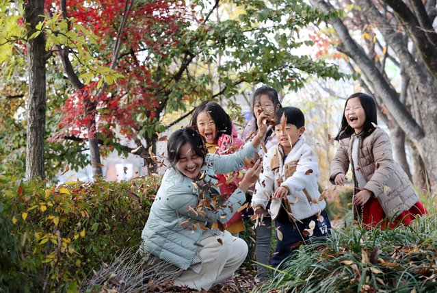 On the November 24, 2025, children are making human faces by collecting fallen leaves in the forest in front of the Yuseong-gu Office in Daejeon. (Photo by Shin Hyeon-jong)