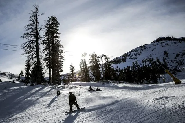 A snowboarder heads back to the lodge at Squaw Valley in Olympic Valley, California, December 5, 2015. (Photo by Max Whittaker/Reuters)