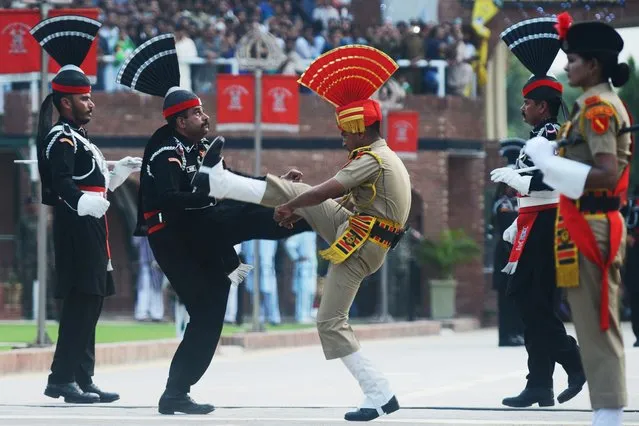 Indian Border Security Force personnel (brown uniforms) and Pakistani Rangers (black uniforms) take part in the daily beating of the retreat ceremony during India's 72nd Independence Day celebrations at the India-Pakistan Wagah Border Post, some 35kms west of Amritsar on August 15,2018. (Photo by Narinder Nanu/AFP Photo)
