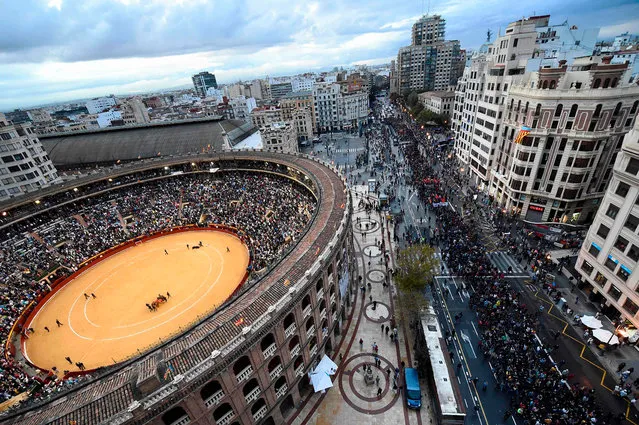 People march during an anti- fascist demonstration while a bullfighting is held in the bullring of Valencia, on October 9, 2018, marking the Day of the Valencian Community. (Photo by José Jordan/AFP Photo)
