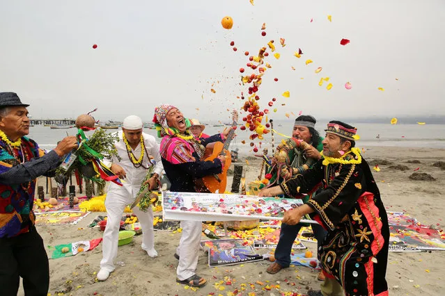 Peruvian shamans perform a ritual of predictions for the new year at Pescadores beach in Chorrillos, Lima, Peru, December 29, 2016. (Photo by Mariana Bazo/Reuters)