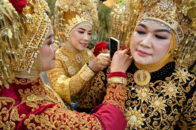 Participants prepare for a carnival parade as part of Aceh Cultural Week in Banda Aceh on November 5, 2023. (Photo by Chaideer Mahyuddin/AFP Photo)