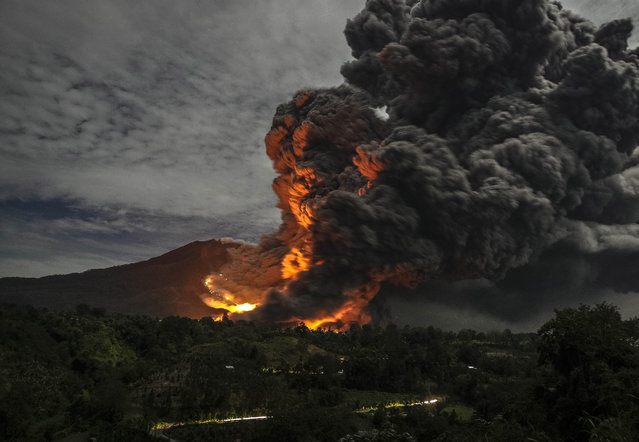 Mount Sinabung volcano erupts, as seen from Tiga Pancur village, October 8, 2014. (Photo by Y. T. Haryono/Reuters)