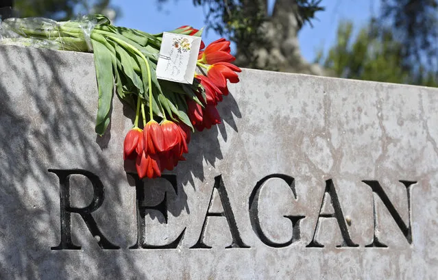 Flowers sit atop the sign at the entrance to the Ronald Reagan Presidential Library, Sunday, March 6, 2016, in Simi Valley, Calif. Former first lady Nancy Reagan died Sunday at her home in the Bel-Air section of Los Angeles of congestive heart failure, assistant Allison Borio told The Associated Press. She was 94. (Photo by Mark J. Terrill/AP Photo)