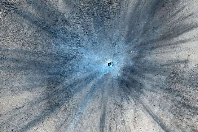 This NASA handout image released February 5, 2014 shows a dramatic, fresh impact crater, captured by the High Resolution Imaging Science Experiment (HiRISE) camera on NASA's Mars Reconnaissance Orbiter on November 19, 2013. (Photo by AFP PhotoNASA/JPL-Caltech/Univ. of Arizona)