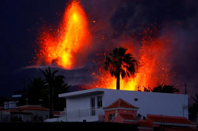 The Cumbre Vieja volcano continues to erupt, as seen from El Paso, on the Canary Island of La Palma, Spain, October 25, 2021. (Photo by Borja Suarez/Reuters)