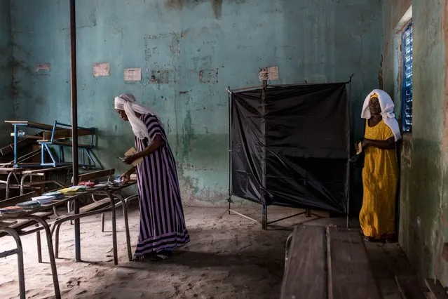 A voter leaves the voting booth at a polling station in Ziguinchor on March 24, 2024 during Senegal's presidential elections. The Senegalese go to the polls on March 24, 2024 to elect a new president in a totally unpredictable race after three years of turmoil and political crisis. Some 7.3 million voters are registered in the West African nation where two favourites have emerged: the ruling coalition's former prime minister Amadou Ba and anti-establishment candidate Bassirou Diomaye Faye. (Photo by Muhamadou Bittaye/AFP Photo)