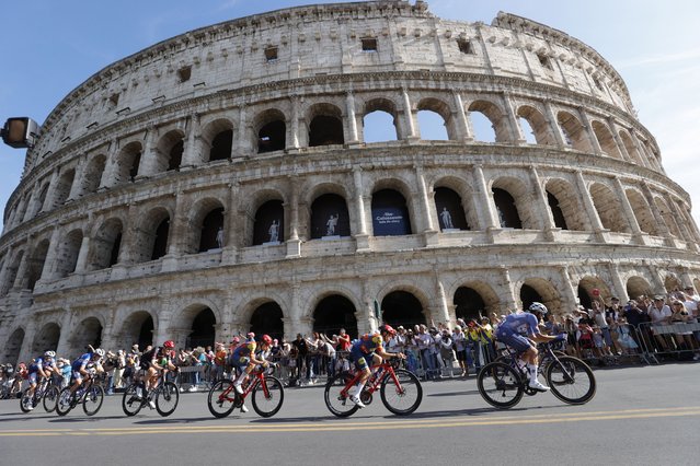 Cyclists ride past the ancient Colosseum during the final stage of the Giro d'Italia cycling race in Rome, Italy on May 26, 2024. (Photo by Ciro De Luca/Reuters)