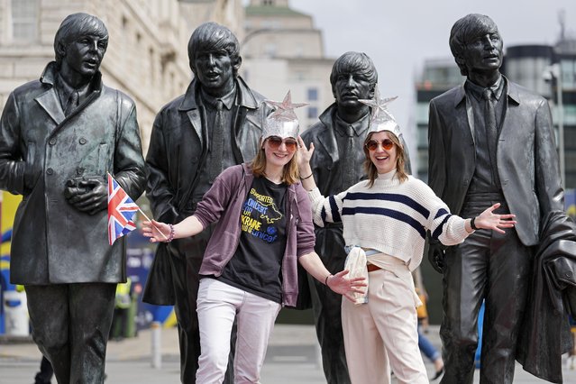 Eurovision fans pose at the Beatles memorial ahead of the first semifinal at the Eurovision Song Contest in Liverpool, England, Tuesday, May 9, 2023. (Photo by Martin Meissner/AP Photo)