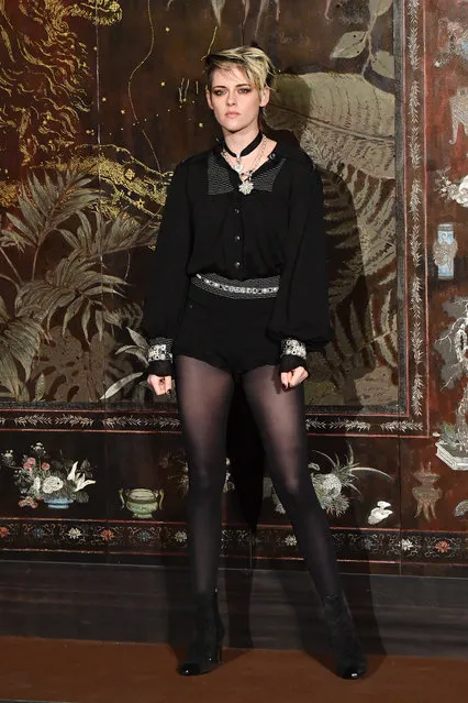 Kristen Stewart attends the photocall of the Chanel Metiers d'art 2019-2020 show at Le Grand Palais on December 04, 2019 in Paris, France. (Photo by Stephane Cardinale – Corbis/Corbis via Getty Images)