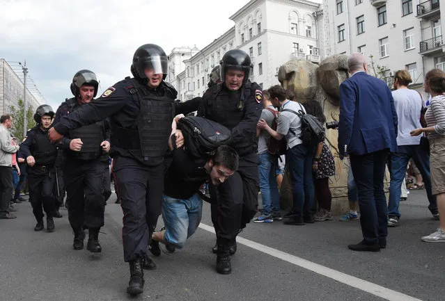 Police drag a protester away from an unauthorised rally in central Moscow, Russia on Monday, June 12, 2017. (Photo by Vasily Maximov/AFP Photo)