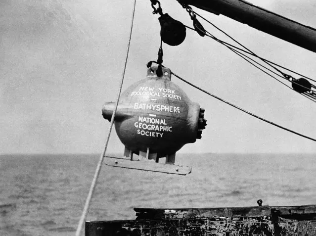 The New York Zoological/National Geographic bathysphere is lowered into the Atlantic Ocean, eight miles off St. Georges, Bermuda, Aug. 11, 1934. (Photo by AP Photo)