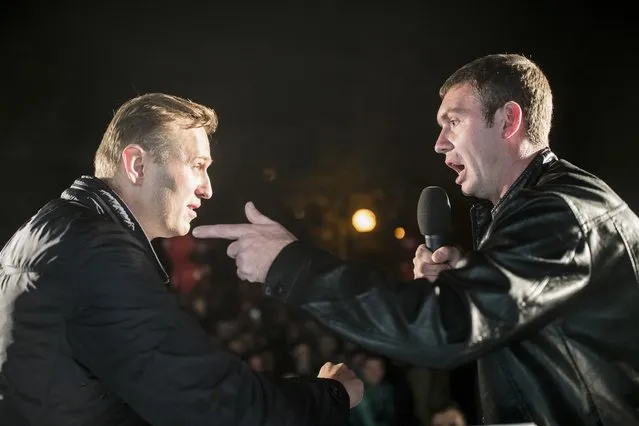 Alexei Navalny, Russia's most prominent opposition figure, who was released from jail after a 20-day sentence for calling an unauthorized demonstration, left, discusses with his opponent during an authorized rally in Astrakhan, about 1300 kilometers (800 miles) southeast of Moscow, Russia, Sunday, October 22, 2017. Navalny, who plans to run for president against Putin in next March's election, has repeatedly served jail terms connected to rallies. (Photo by Evgeny Feldman/Navalny Campaign via AP Photo)