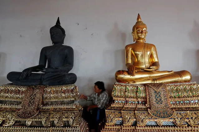 A worker works on statues of Buddha during renovations at Wat Pho temple (Wat Phra Chetuphon Vimolmangklararm Rajwaramahaviharn) in Bangkok, Thailand, August 16, 2016. (Photo by Chaiwat Subprasom/Reuters)