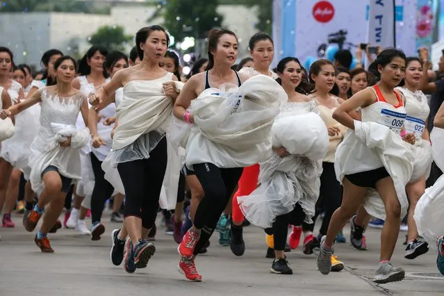 Brides compete in the race in their wedding dresses during the вЂњRunning of the BridesвЂќ race, in Bangkok, Thailand, December 2, 2017. (Photo by Athit Perawongmetha/Reuters)
