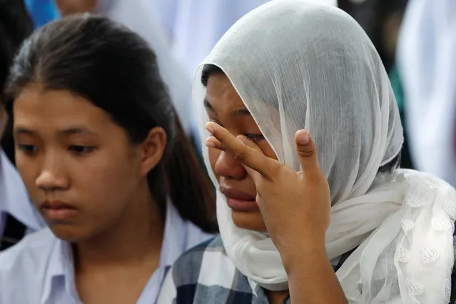 A relative of a victim of a capsized boat on the Chao Phraya river, cries during a funeral at a graveyard, in the ancient tourist city of Ayutthaya, Thailand September 19, 2016. (Photo by Chaiwat Subprasom/Reuters)