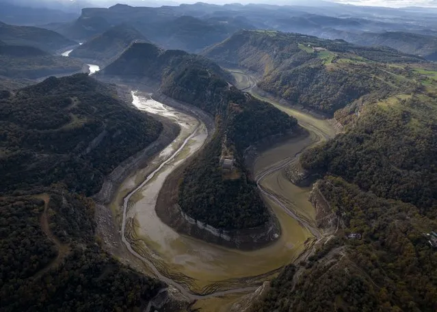 A view of Ter river running dry toward a reservoir near Vilanova de Sau, Catalonia, Spain, Wednesday, November 23, 2022. Barcelona and large swathes of Spain's northeast will go under water restrictions as a months-long drought devastates crops and puts the pinch on human populations in the Mediterranean country. (Photo by Emilio Morenatti/AP Photo)