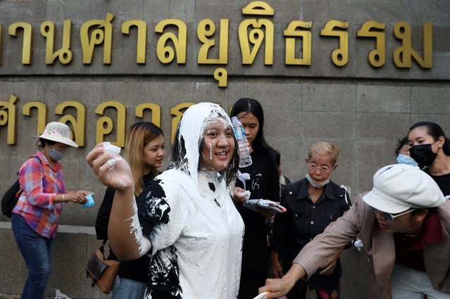 Jutatip Sirikhan, 21, the president of the Student Union of Thailand, reacts after throwing a bucket of paint over herself after being released on bail, outside the court in Bangkok, Thailand on September 1, 2020. (Photo by Soe Zeya Tun/Reuters)