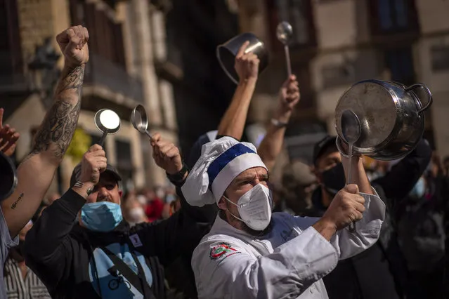 Workers of catering sectors take part in a protest organised by restaurants and bar owners in Barcelona, Spain, Friday October 16, 2020. Bars and restaurants close from Friday and for two weeks in Spain's northeastern Catalonia region, while other cities impose or prepare for soft lockdowns amid one of Europe's sharpest resurgences of the new coronavirus. (Photo by Emilio Morenatti/AP Photo)