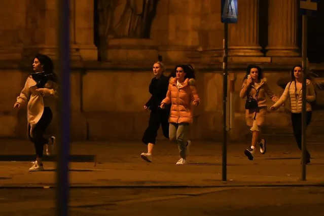 Women run away from the first district near the state opera, central Vienna on November 2, 2020, following a shooting near a synagogue. Austrian Interior Minster Nehammer said late on November 2 that a shooting in central Vienna near a major synagogue appeared to be a terrorist attack and was ongoing. (Photo by Joe Klamar/AFP Photo)