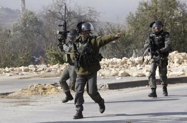 An Israeli border policeman gestures during clashes with Palestinians in the West Bank village of Beit Ommar, north of Hebron November 3, 2015. (Photo by Mussa Qawasma/Reuters)