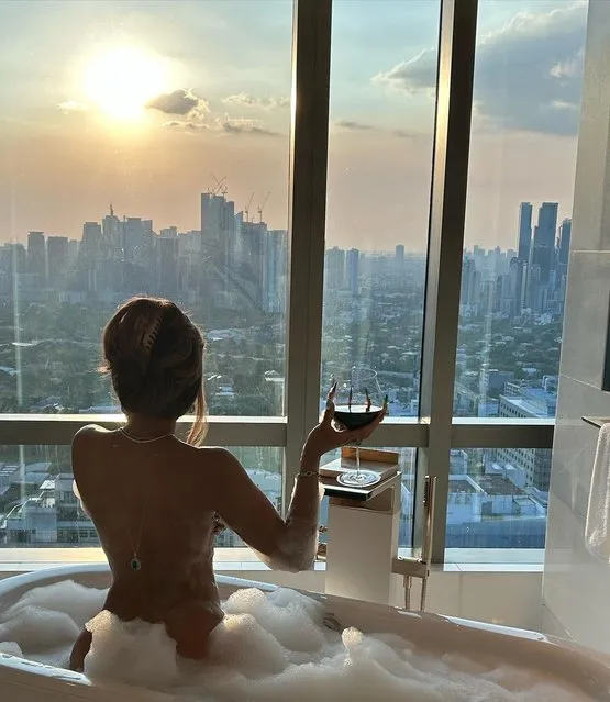 American rapper Diamonté Quiava Valentin Harper, known professionally as Saweetie in the first decade of May 2023 luxuriates in a bubble bath with a glass of wine and a gorgeous view. (Photo by saweetie/Instagram)
