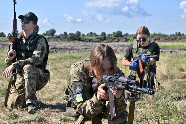 Female Ukrainian cadets, wearing new military uniforms designed specially for women, take part in a training during the "Uniform matters" event organised to present the outfit and test it under military training conditions, on the outskirts of Kyiv on July 12, 2023. (Photo by Sergei Supinsky/AFP Photo)