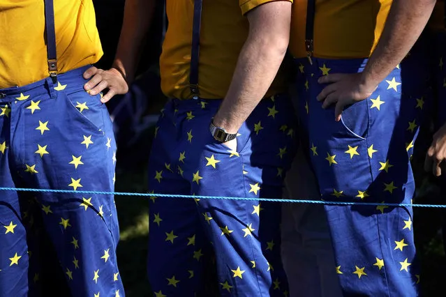 Spectators wearing trousers in the colours of the European Union flag watch during a practice session ahead of the 42 nd Ryder Cup at Le Golf National Course at Saint- Quentin- en- Yvelines, south- west of Paris on September 27, 2018. (Photo by Lionel Bonaventure/AFP Photo)