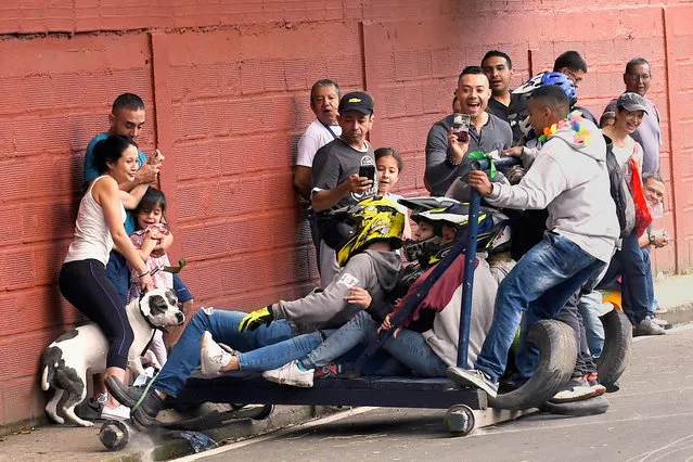 Participants descending a hill in a home- made vehicle crash during the 29 th Car Festival in Medellin, Antioquia department, Colombia, on November 18, 2018. (Photo by Joaquin Sarmiento/AFP Photo)