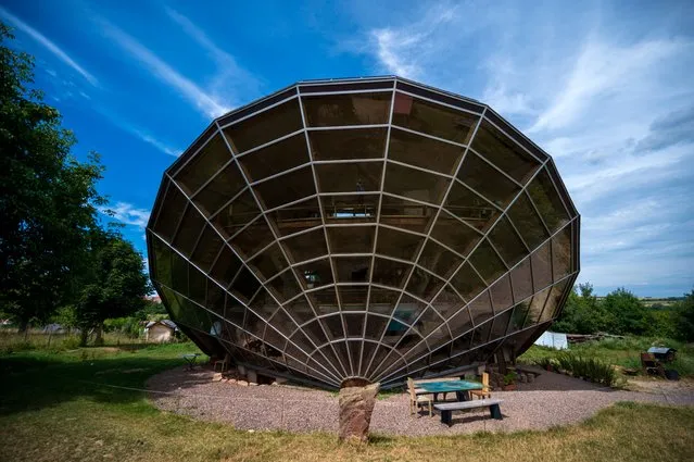 This photograph shows the “Heliodrome”, a bioclimatic solar house  designed as a giant three-dimensional sundial, set on a fixed angle in relationship to the sun's movements to provide shade or sunlight depending on the season, in Cosswiller, eastern France, on July 29, 2022. (Photo by Patrick Hertzog/AFP Photo)