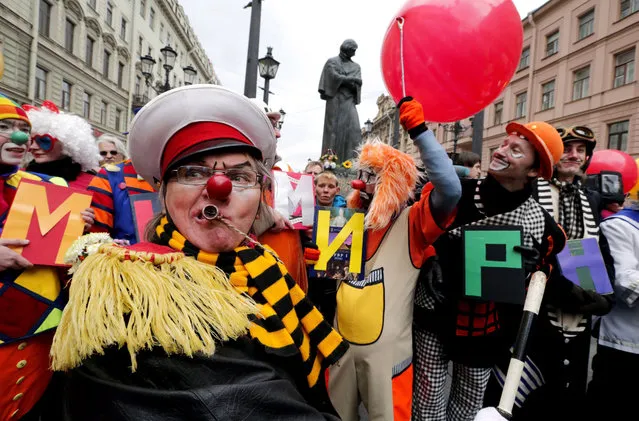 Actors of the clown-mime theater “Mimigranty” celebrate the Humor Day in central St. Petersburg, Russia, 01 April 2015. (Photo by Anatoly Maltsev/EPA)