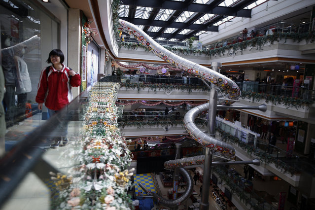 A general view of about 20-meter-high slide inside a five-storey shopping mall in Shanghai, China, February 16, 2016. (Photo by Aly Song/Reuters)