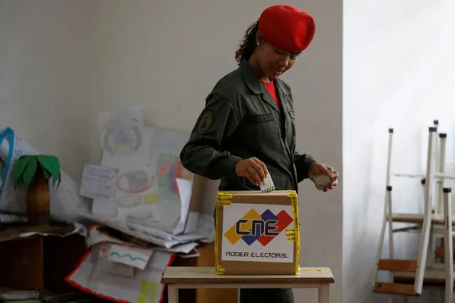 A Venezuelan soldier casts her vote at a polling station during the municipal legislators election in Caracas, Venezuela on December 9, 2018. (Photo by Marco Bello/Reuters)