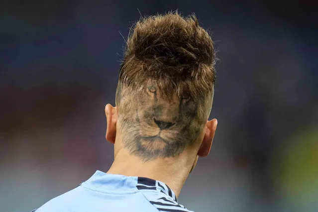 Uruguay's goalkeeper Sebastian Sosa sports a haircut showing the image of a lion during the warm up before the World Cup group H soccer match between Ghana and Uruguay, at the Al Janoub Stadium in Al Wakrah, Qatar, Friday, December 2, 2022. (Photo by Manu Fernandez/AP Photo)