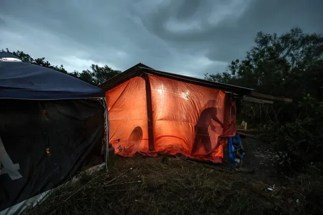 Indigenous people set up a camp near the North Dam in the Laklãnõ Indigenous Land in  José Boiteux, Santa Catarina State, Brazil, on October 11, 2023. The closure of the gates of the North Dam in the municipality of José Boiteux, Santa Catarina state, along with heavy rains in the region have caused the flooding of at least four villages in the Laklãnõ Xokleng Indigenous Land. (Photo by Anderson Coelho/AFP Photo)