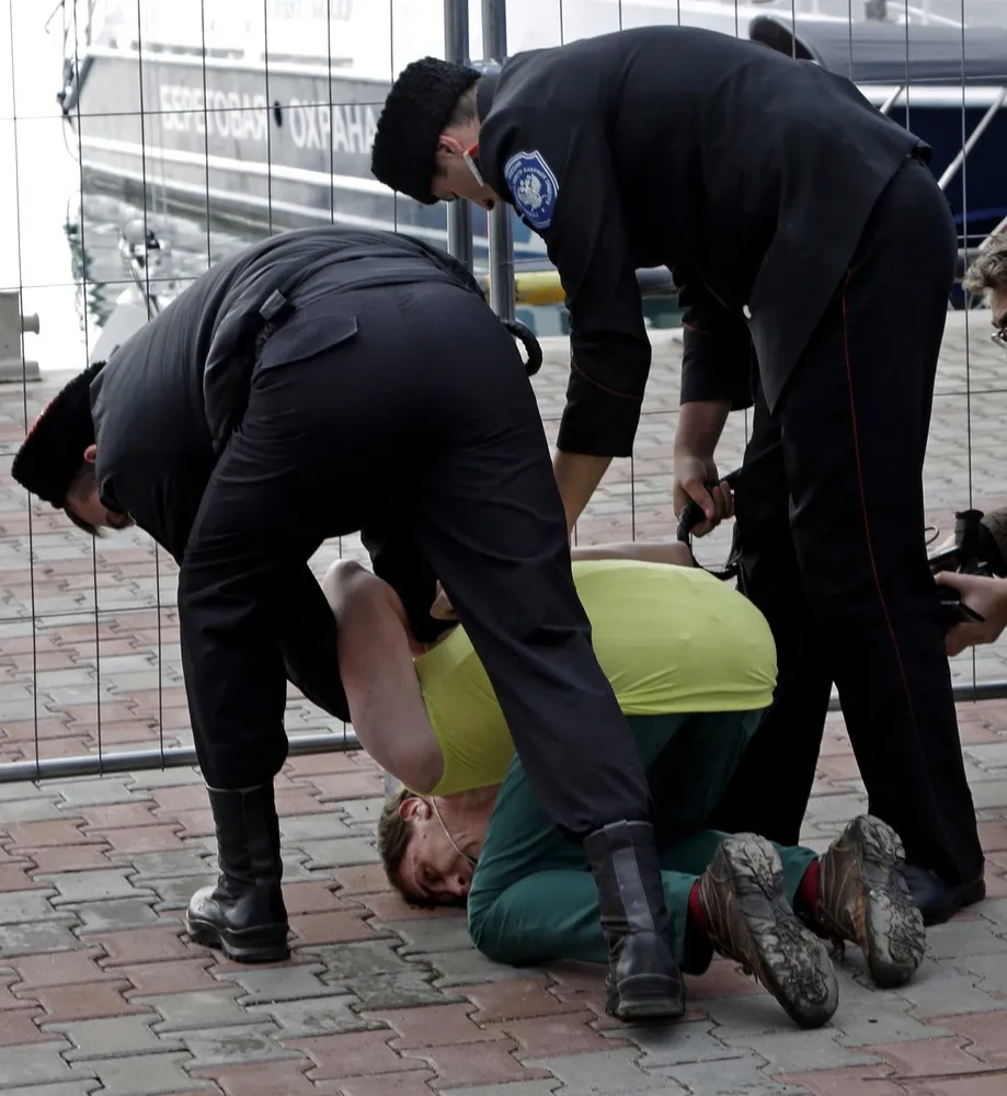 Cossack Militia Attack «Pussy Riot» Members in Sochi