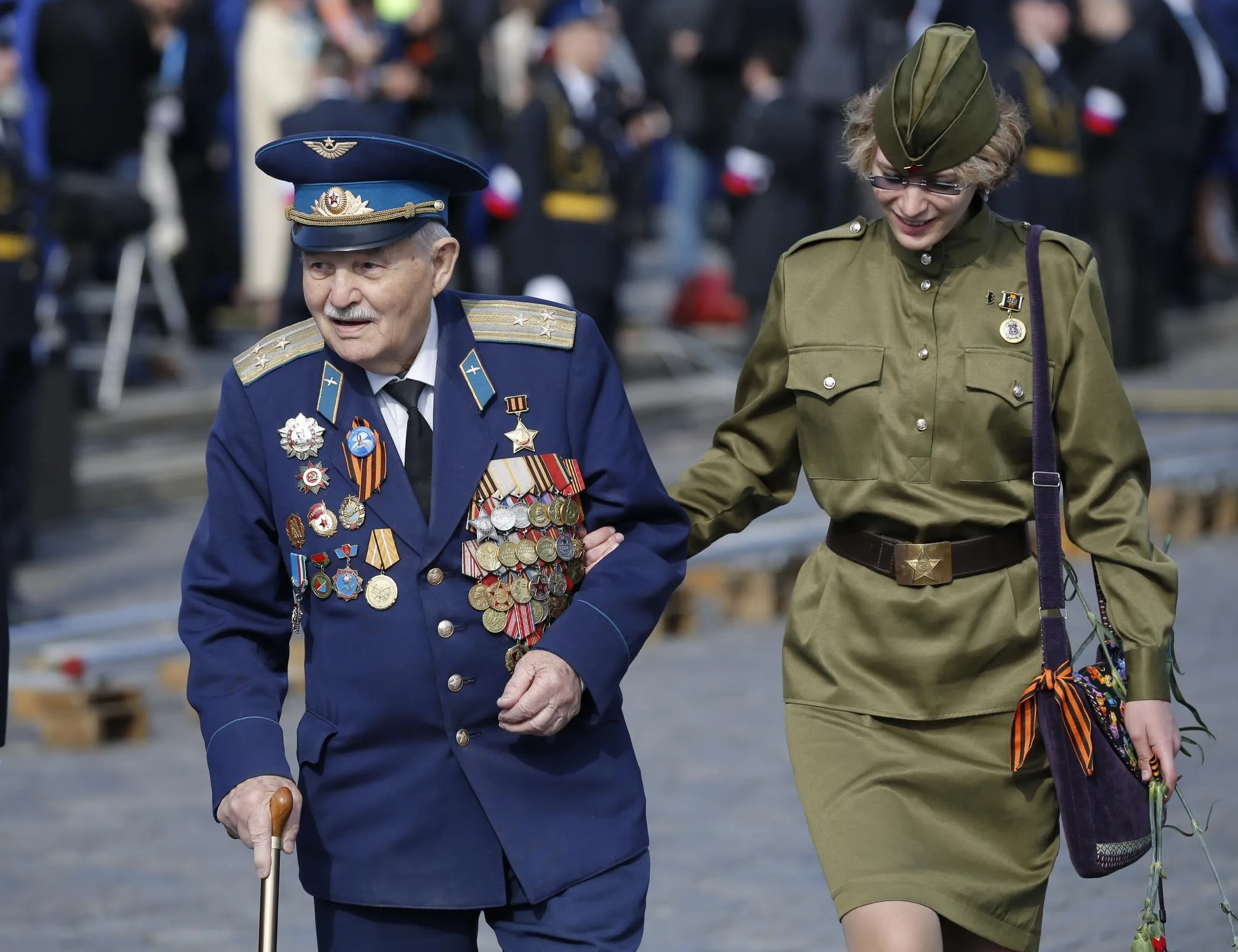 Выходим 9 мая. Празднование дня Победы. Ветераны на параде. 9 Мая ветераны. Ветераны в форме на параде.