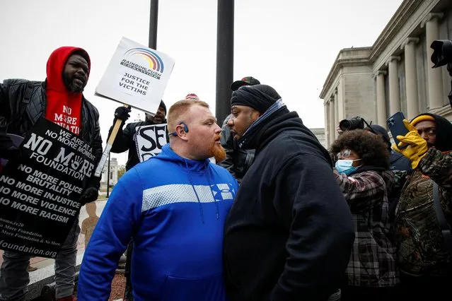 Opposing protesters demonstrate outside The Kenosha County Courthouse, during jury deliberation in the trial of Kyle Rittenhouse, in Kenosha, Wisconsin, U.S., November 16, 2021. (Photo by Brendan McDermid/Reuters)