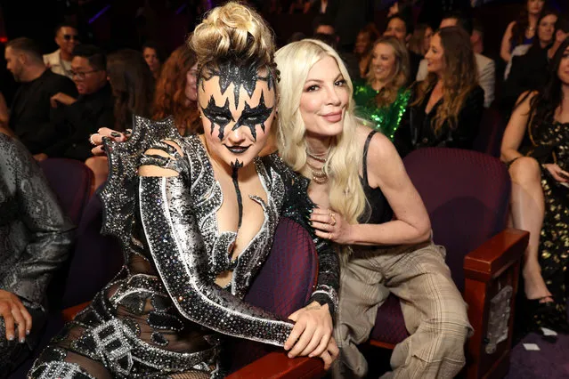 (L-R) American singer and dancer JoJo Siwa and American actress  Tori Spelling attend the 2024 iHeartRadio Music Awards at Dolby Theatre in Los Angeles, California on April 01, 2024. Broadcasted live on FOX. (Photo by Kevin Mazur/Getty Images for iHeartRadio)